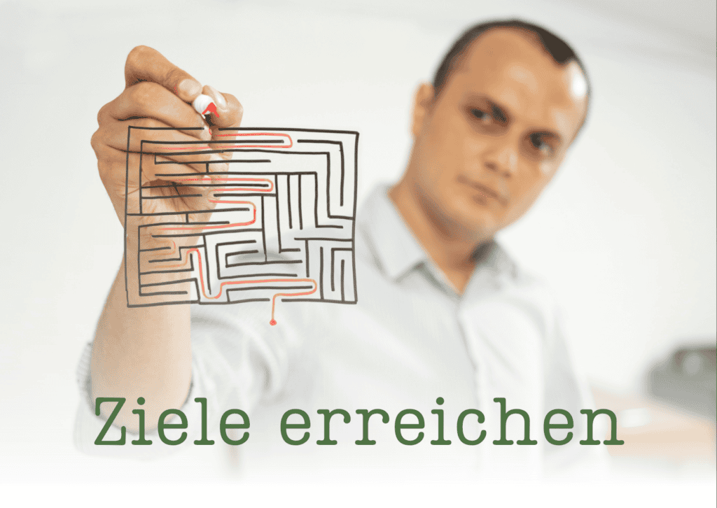 Mann zeichnet mit einem Stift den Weg durch ein Labyrinth – Symbol für Zielerreichung, Selbstwirksamkeit und strategisches Denken.