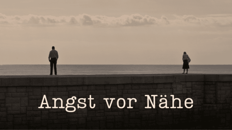 Ein Mann sucht die Nähe seiner Partnerin und bleibt zugleich auf Abstand, ein Sinnbild dafür, wie ein ängstlicher Bindungstyp zwischen Nähe und Verlustangst pendelt.