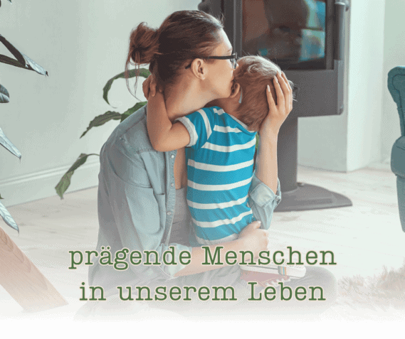 Eine Mutter hält ihr Kind liebevoll im Arm und gibt ihm Geborgenheit. Die Szene symbolisiert die Bedeutung emotionaler Nähe für die Entwicklung eines Bindungsstils.
