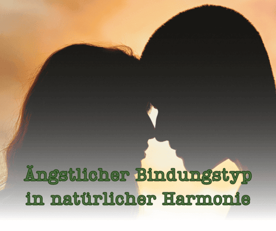 Person steht allein auf einem schmalen Steg und blickt in die Ferne – Symbol für den ängstlichen Bindungstyp zwischen Nähe und Distanz.