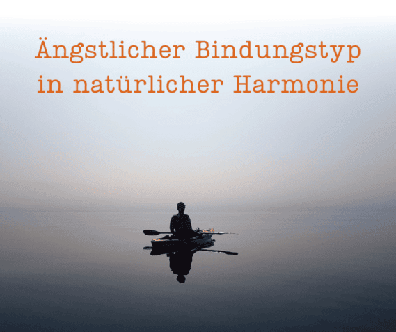 Person sitzt allein in einem Boot auf einem ruhigen See – Symbol für den ängstlichen Bindungstyp und das Streben nach emotionaler Sicherheit.