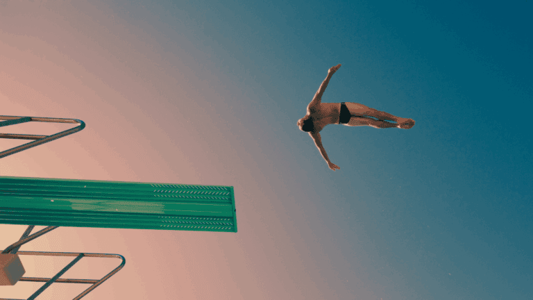 Mann springt mutig vom Sprungturm und symbolisiert den Moment, in dem Männer eine wichtige Entscheidung treffen