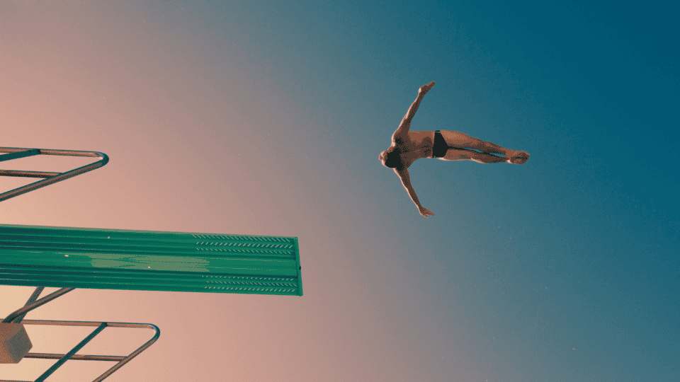 Mann springt mutig vom Sprungturm und symbolisiert den Moment, in dem Männer eine wichtige Entscheidung treffen