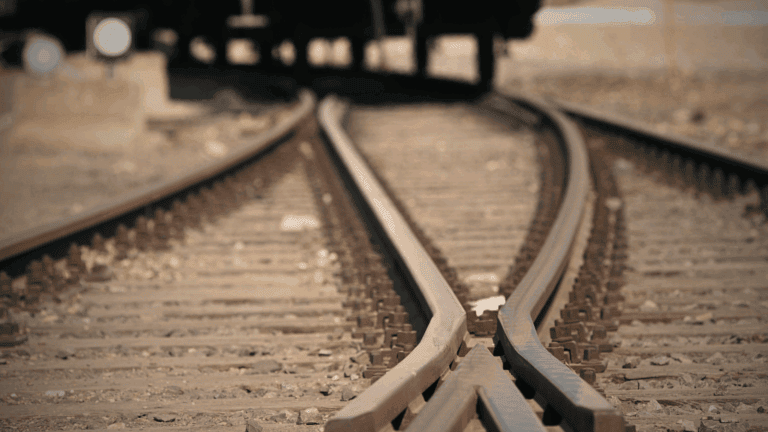 Gestellte Weiche führt auf einen Strang und steht für Ziel wählen Prioritäten setzen und klare Ausrichtung im Alltag