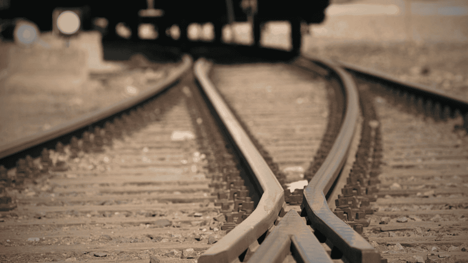 Gestellte Weiche führt auf einen Strang und steht für Ziel wählen Prioritäten setzen und klare Ausrichtung im Alltag