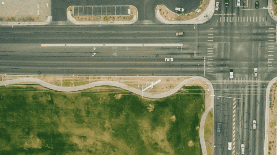 Luftaufnahme einer Kreuzung mit markierter Spur zeigt Ziel wählen und Prioritäten setzen als klare Ausrichtung in komplexer Umgebung