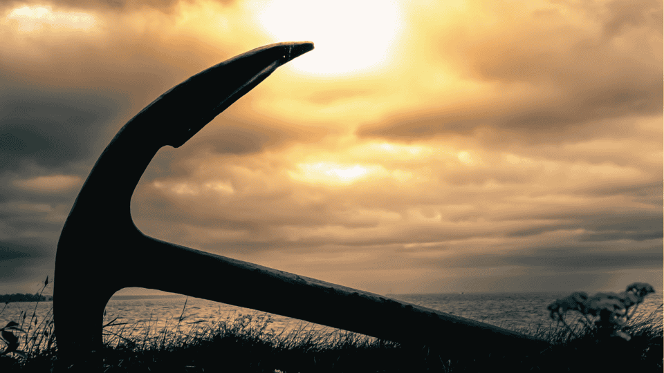 Ein massiver Anker am Ufer als Symbol für stoische Souveränität sowie Ruhe und Kompetenz in jeder schwierigen Situation